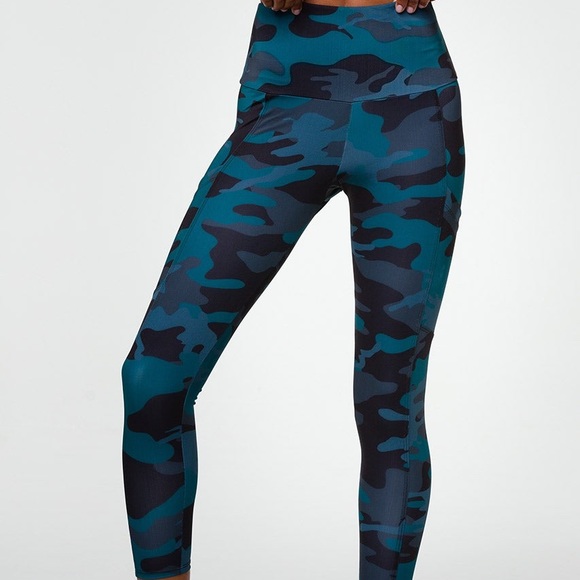 Onzie pocket legging in blue camp print. NWT! - Picture 2 of 2